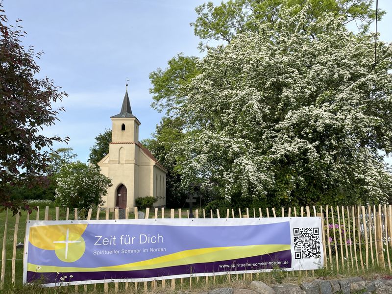 Banner "Spiritueller Sommer im Norden" vor der "Offenen Kapelle" in Jager.