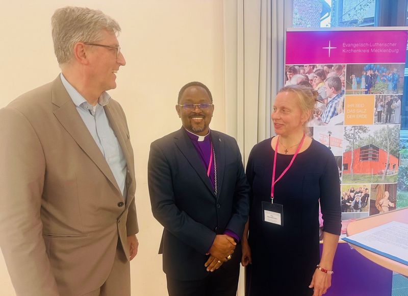 Bischof DR. Daniel Mono mit Ökumenepastorin Hanna Wichmann und Präses Dr. Christoph Heydemann