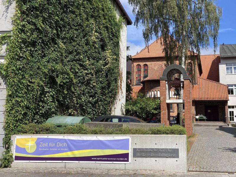 Banner an der Katholischen Kirche Dreifaltigkeit in Stralsund.