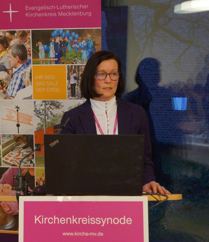 Kathrin Thim stellt den Haushalt vor