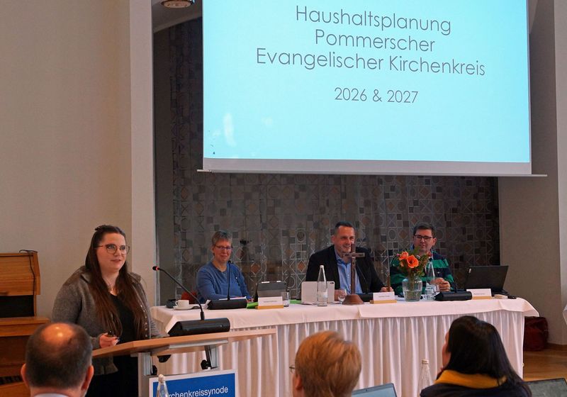Vor der Finanzdebatte erläuterte die stellvertretende Leiterin der Finanzabteilung Marie-Luise Matthias der Synode den Haushalt