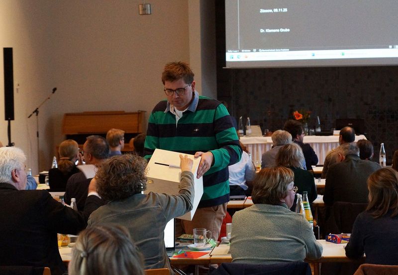 Die Stimmzettel werden vom 1. Vizepräses Pastor Matthias Gienke eingesammelt