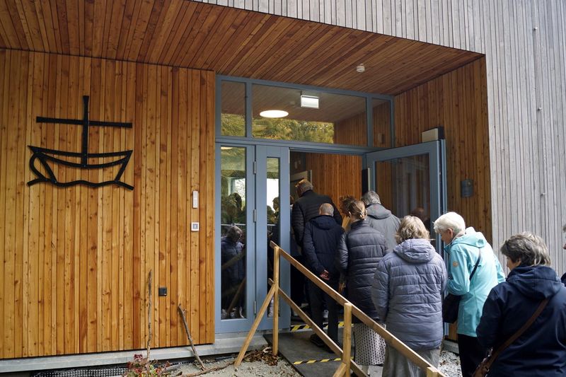 Nach dem Erntedankgottesdienst ging es in das neue Haus.