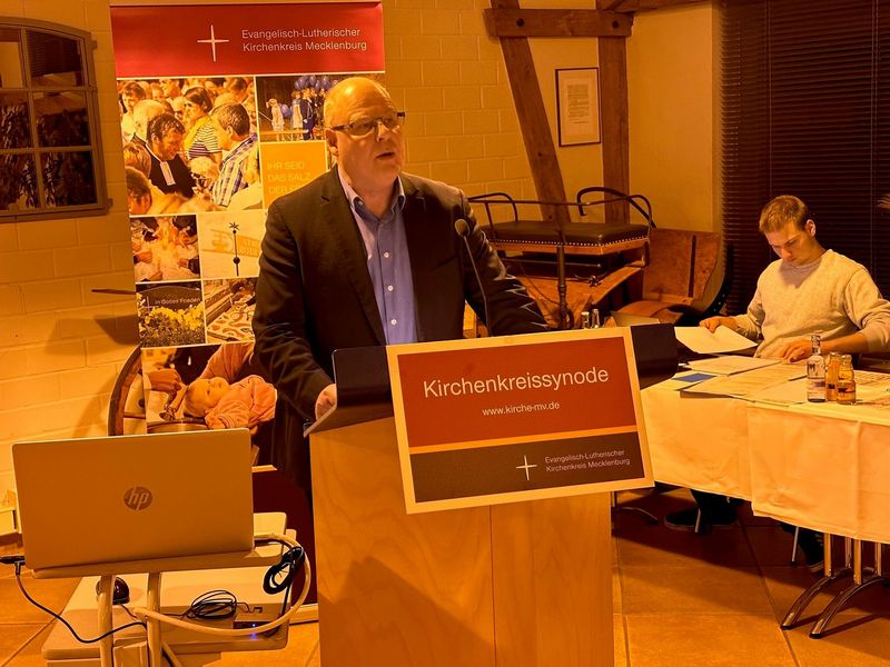 Propst Dirk Sauermann stellt die Ergebnisse der AG Stellenplan vor