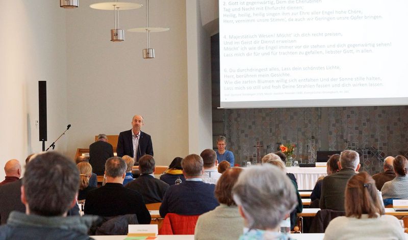 Propst Sarx hält die Morgenandacht
