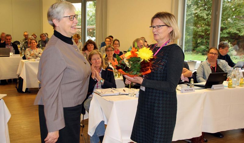 Präses Stefanie Wolf (l.) gratuliert der neuen Vizepräses Maria Harder