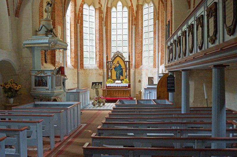 Kanzel, Altar und Südempore