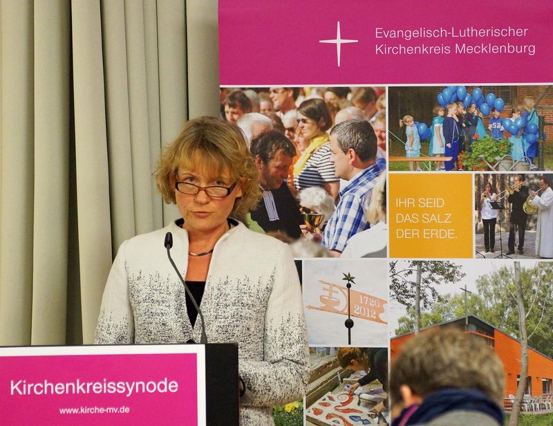 Elke Stoepker, Leiterin der Kirchenkreisverwaltung, erläutert den Wahlbeschluss zur Bildung der II. Kirchenkreissynode. Die Synode soll weiterhin aus 55 Mitgliedern bestehen