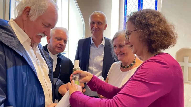 "Einweihung" Kirche Spornitz am 04.09.2022: Frau Bieber und Herr Link bestücken die Zeitkapsel