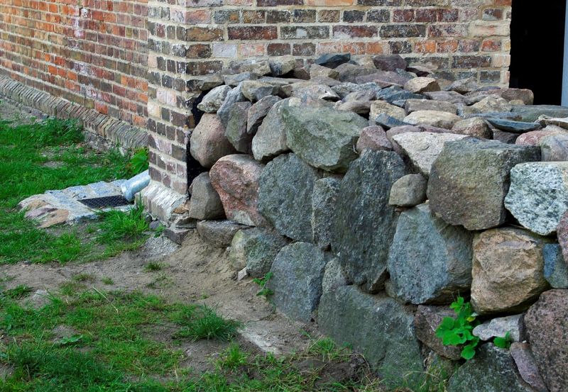 neue und alte Photovoltaikanlage auf dem Dach der Scheune