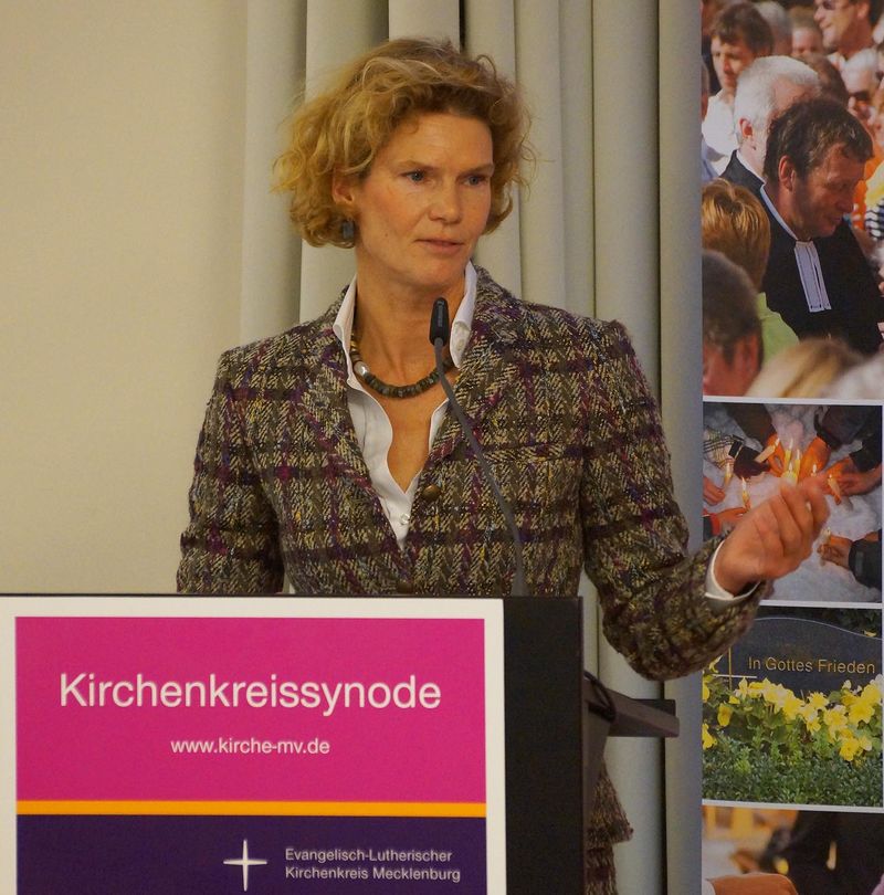 Dr. Martina Reemtsma, Vorsitzende des Finanzausschusses, empfiehlt der Synode den Haushalt anzunehmen