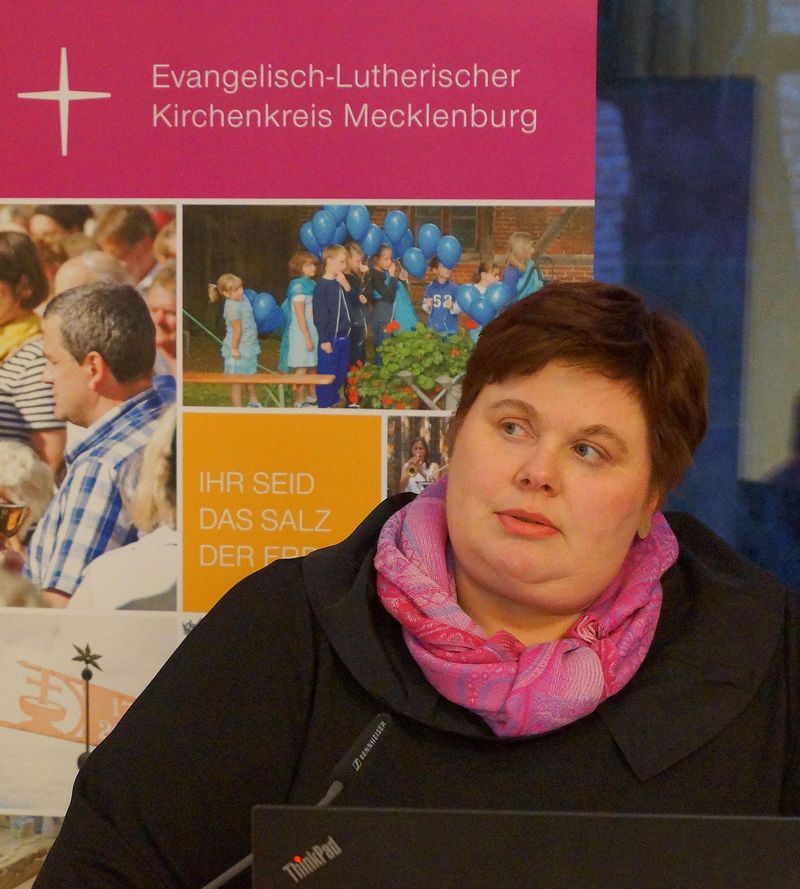 Pröpstin Sabine Schümann bringt die Haushaltsvorlage ein.